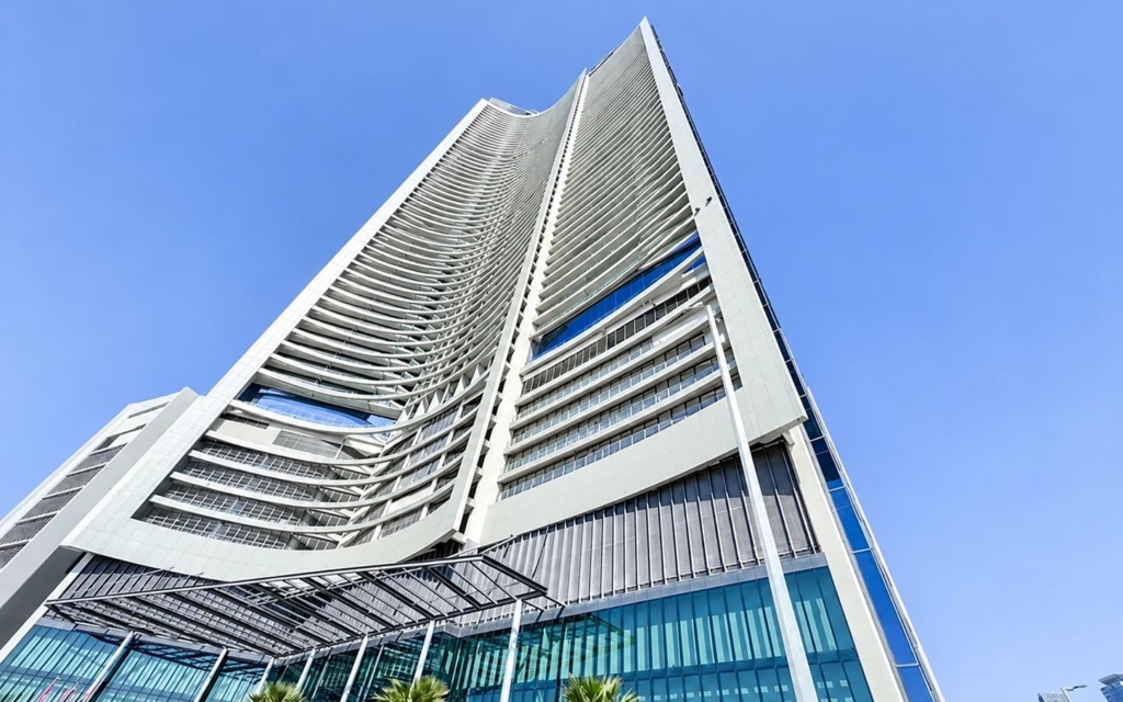 Fachada de la torre Aykon City Tower B de DAMAC en Business Bay, vista desde la entrada