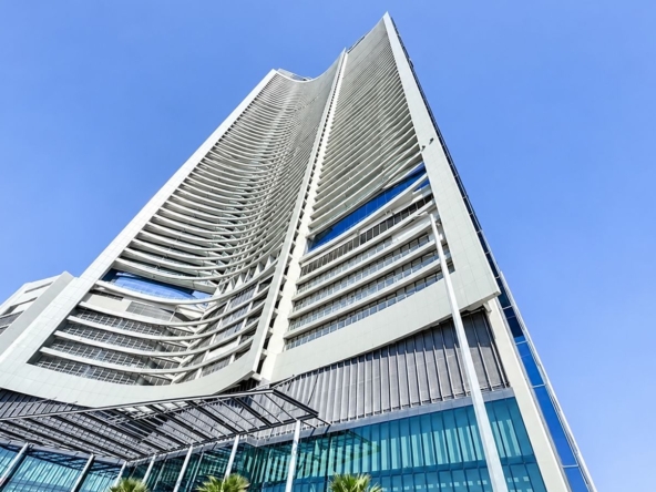Fachada de la torre Aykon City Tower B de DAMAC en Business Bay, vista desde la entrada