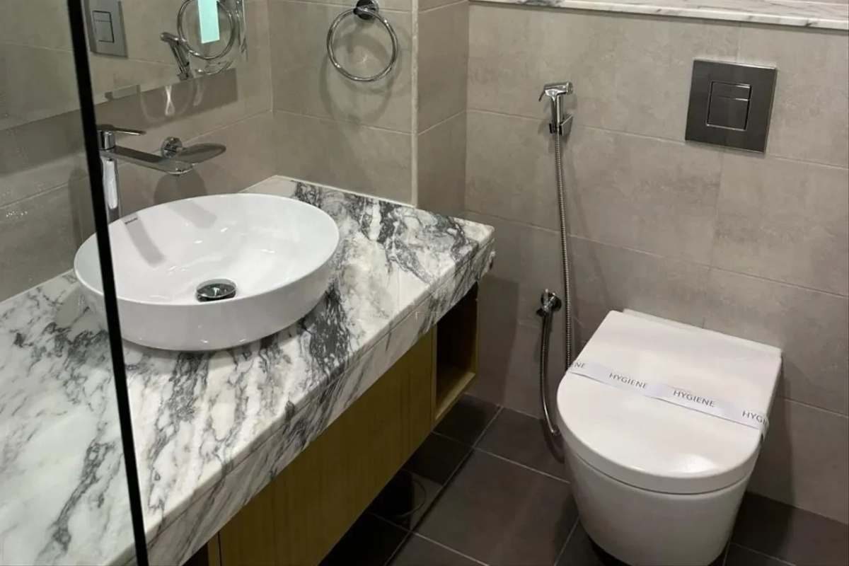 Baño con encimera de mármol en Aykon City Tower B