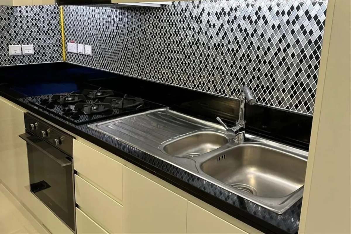 Detalle de la cocina con placa de gas y fregadero doble