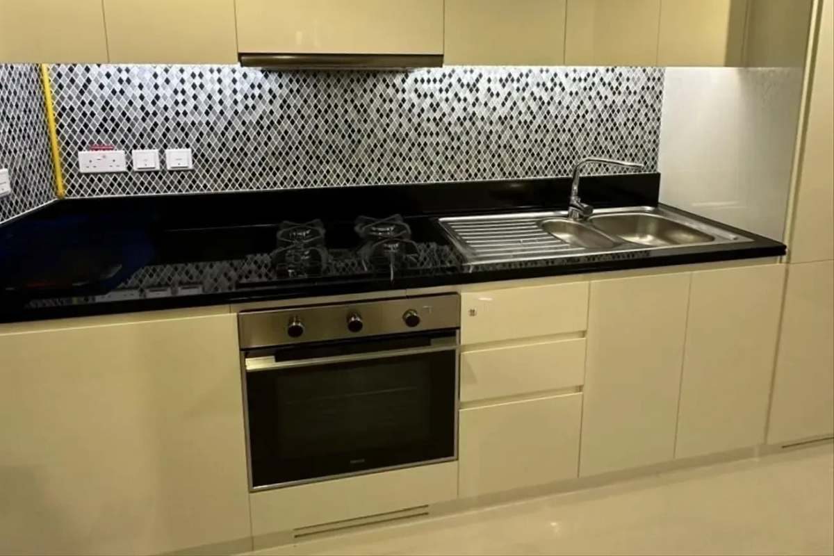 Cocina equipada de un apartamento de Aykon City Tower B