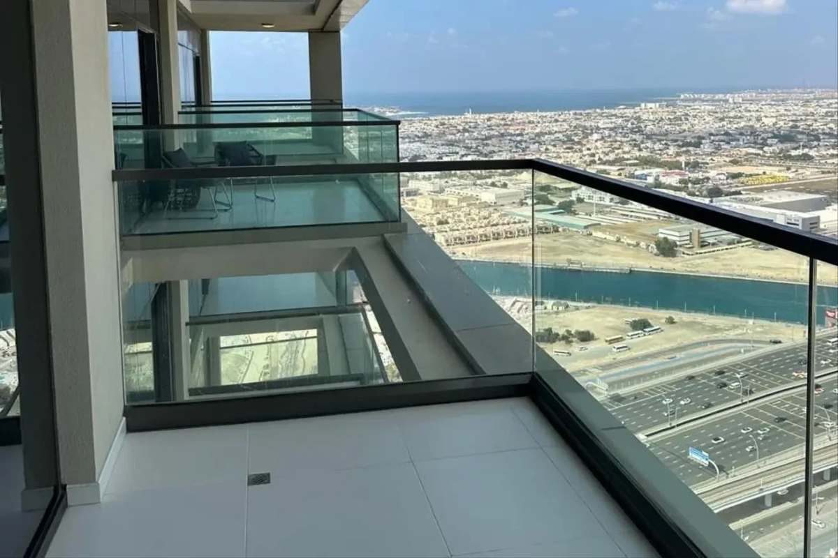 Terraza de un apartamento de Aykon City Tower B con vistas al canal y al mar