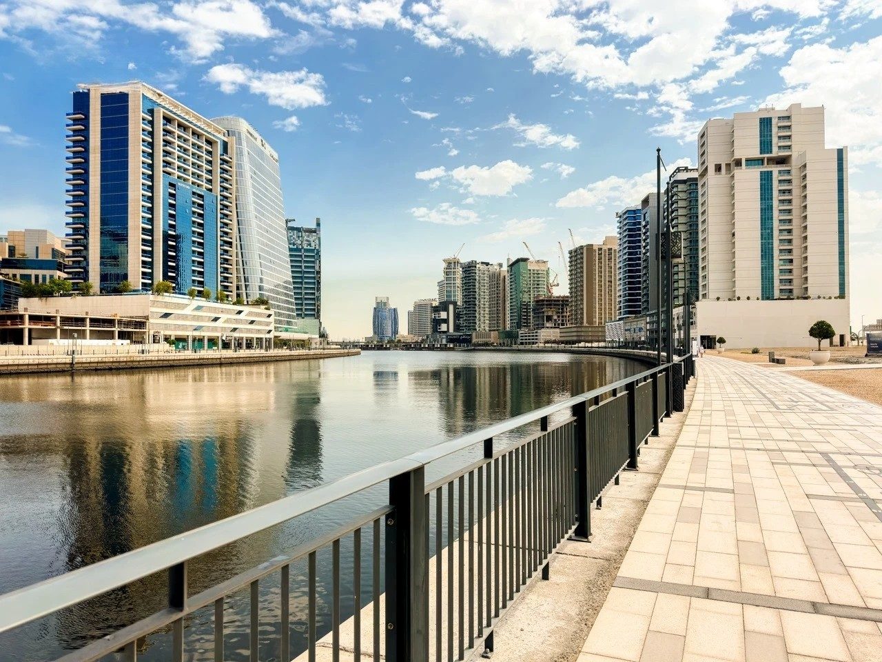 Paseo junto al canal de Business Bay, Dubái