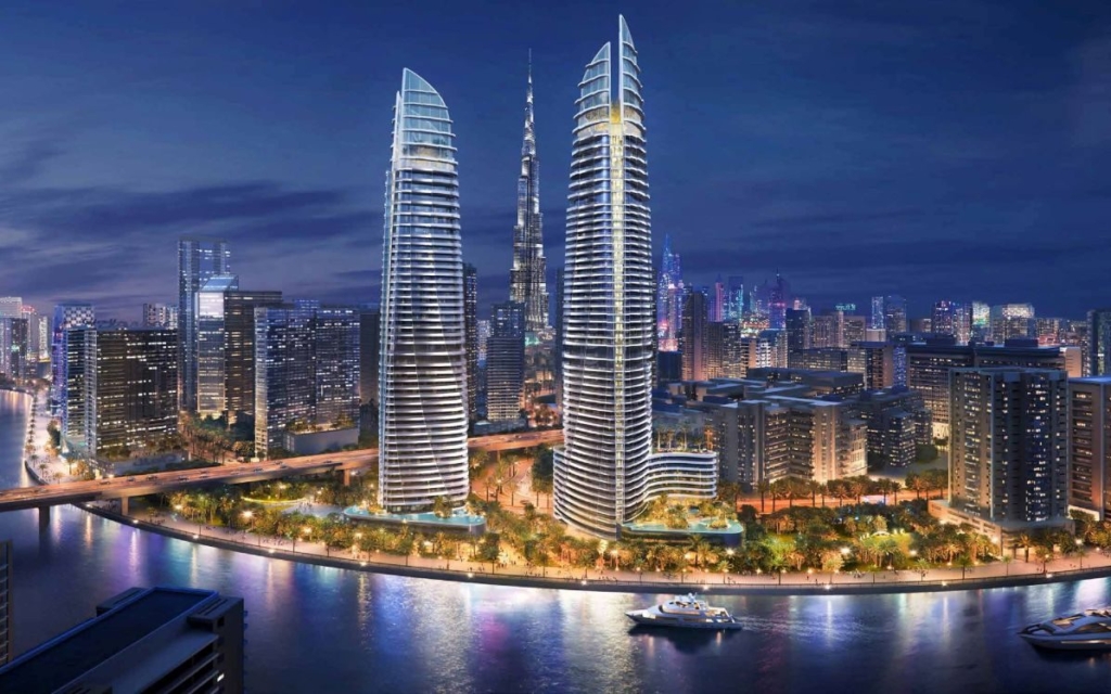 Torres Canal Heights de DAMAC junto al Dubai Water Canal, de noche, con el Burj Khalifa al fondo