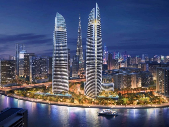 Torres Canal Heights de DAMAC junto al Dubai Water Canal, de noche, con el Burj Khalifa al fondo