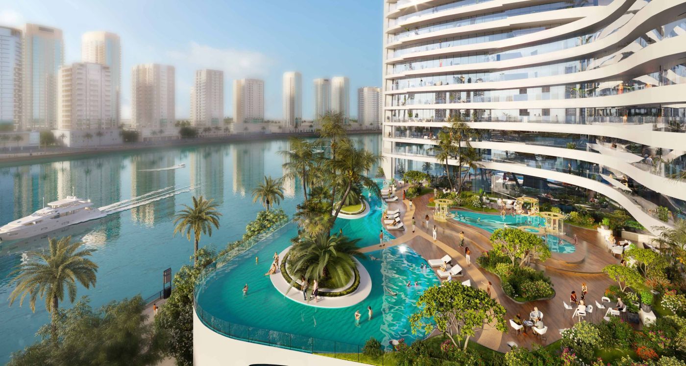 Piscina de Canal Heights 2 con islas de palmeras junto al canal