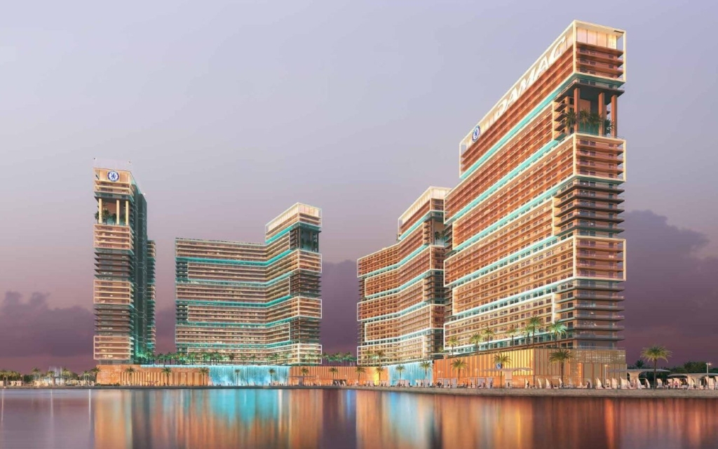 Chelsea Residences by DAMAC, Dubai Maritime City: torres frente al mar al atardecer