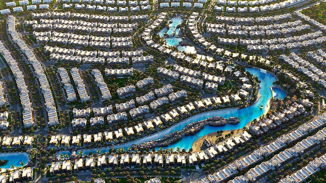 Vista aérea de la comunidad Damac Islands con lagunas y adosados