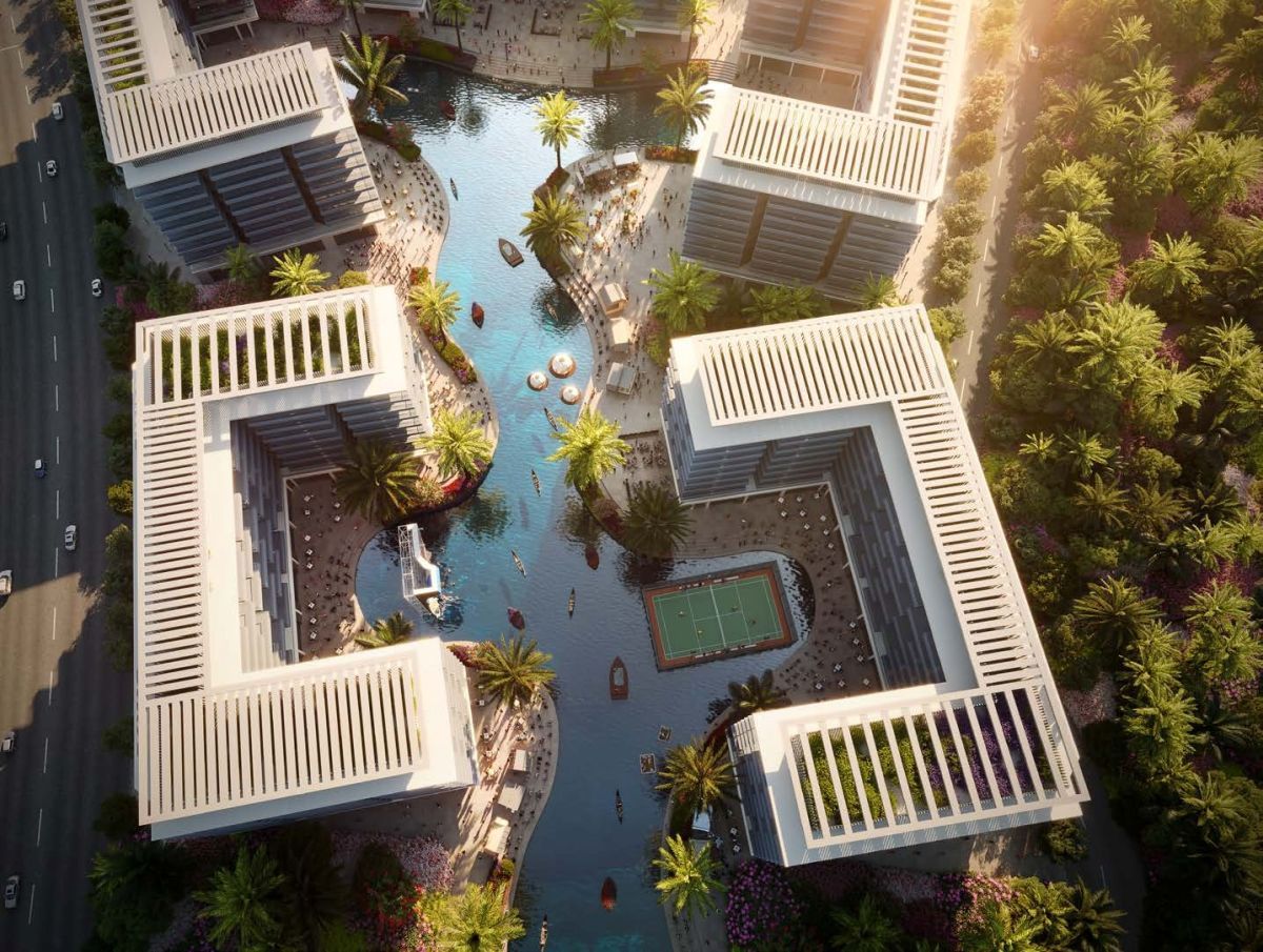 Damac Riverside Views, Dubái: patio interior con canal y pista de pádel